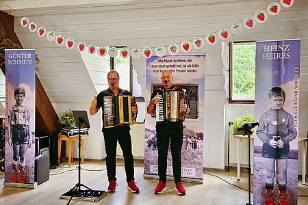 Das Bild zeigt zwei Musiker bei einem Auftritt auf dem Erdbeerfest.