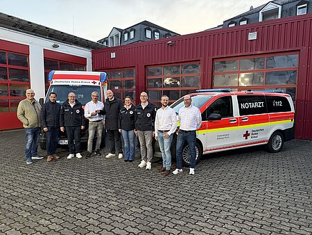 Gruppenbild mit zwei Rettungswagen