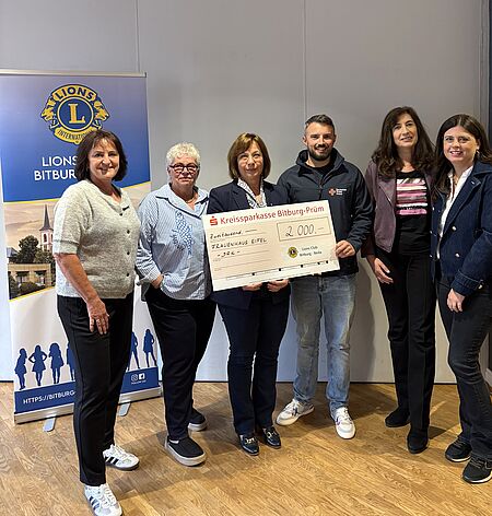 Vertreterinnen vom Lions Clubhilfswerk Bitburg Beda e. V. bei der symbolischen Übergabe der Spende an Herrn Süs vom DRK-Kreisverband Bitburg-Prüm e.V.